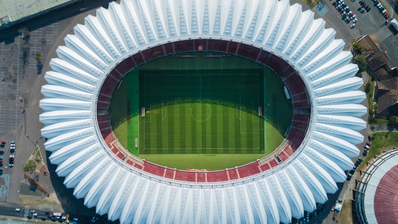 热情的球迷们身穿各队球衣在体育场看台上欢呼